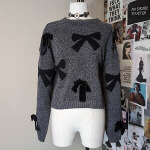 Bow Pattern Knit Cropped Sweater with Velvet Bow Details